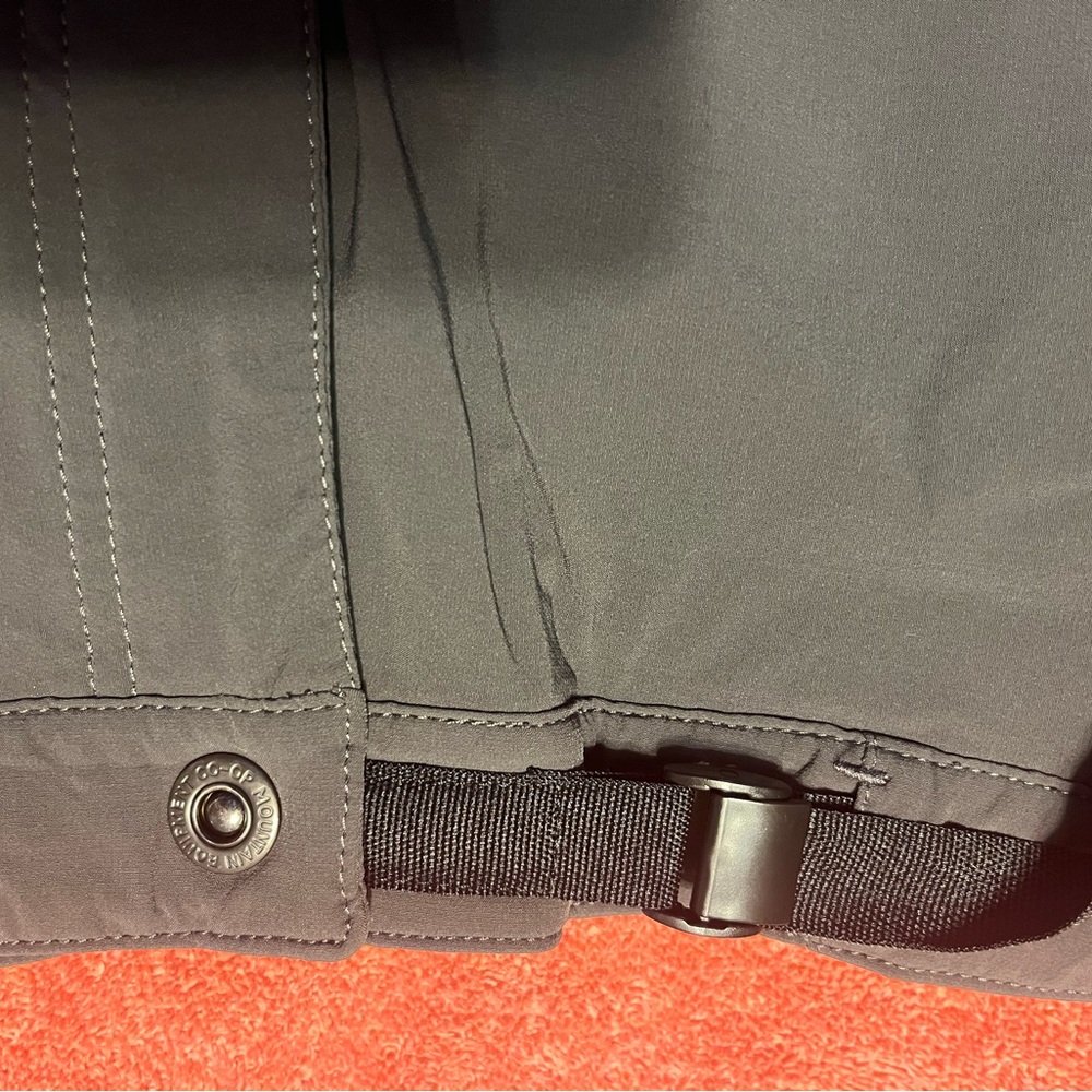 Mountain Equipment Co-op Softshell Hiking/Climbing Capris, 34-36? - Picture 7 of 10